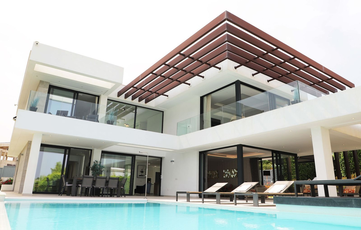 Casa de 5 Dormitorios y 6 Baños en venta en Nueva Milla de Oro, Estepona