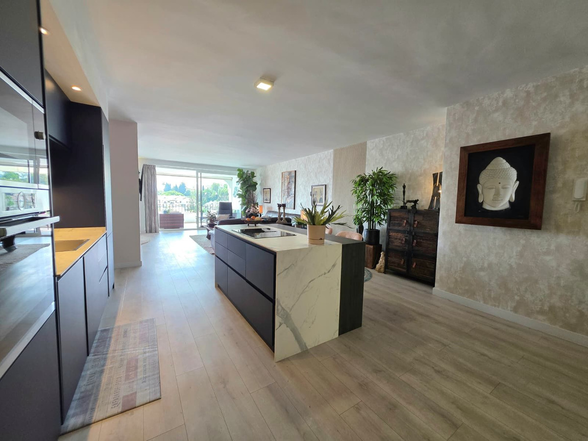 Piso de 2 Dormitorios y 2 Baños en venta en La Quinta, Benahavís