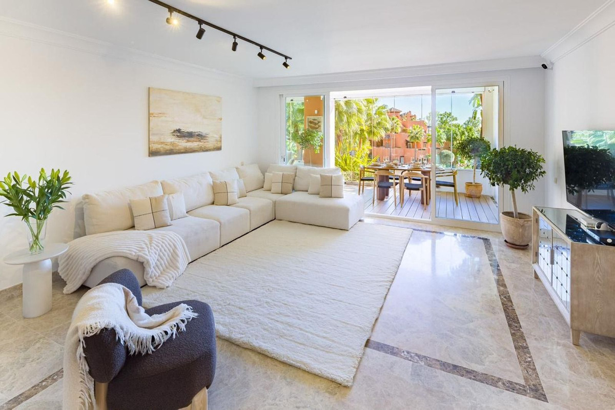 Piso de 4 Dormitorios en venta en Nueva Andalucía, Marbella