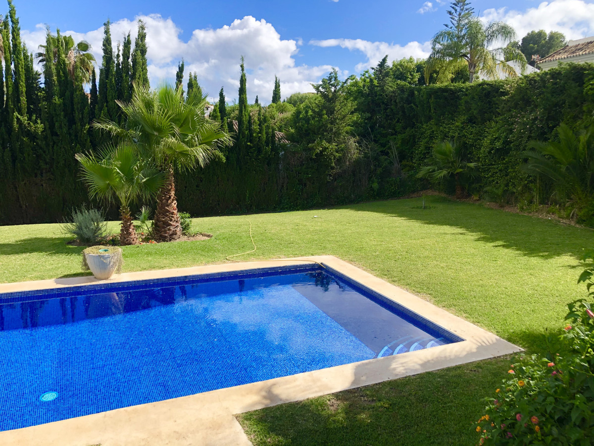 Casa de 4 Dormitorios y 3 Baños en venta en Atalaya, Estepona