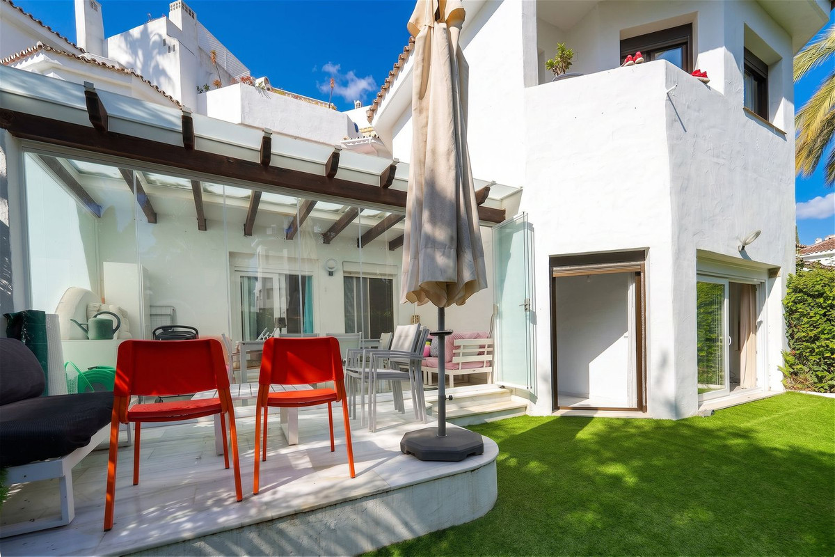 Piso de 3 Dormitorios en venta en Elviria, Marbella