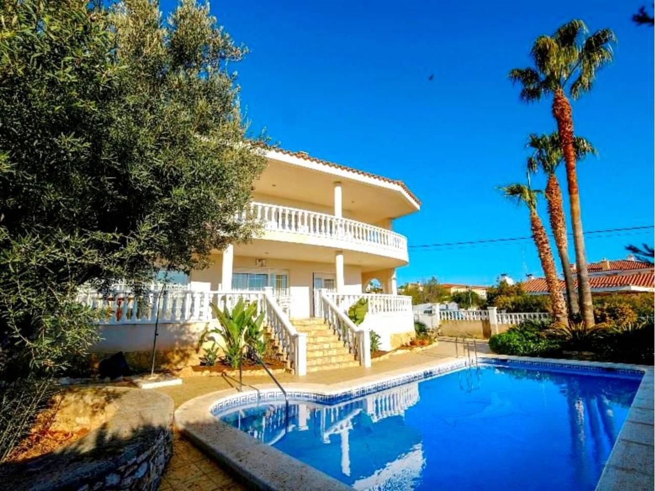 Casa Adosada de 6 Dormitorios y 3 Baños en venta en Alcanar