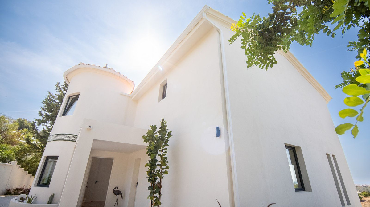 Casa de 5 Dormitorios y 4 Baños en alquiler vacacional en Estepona
