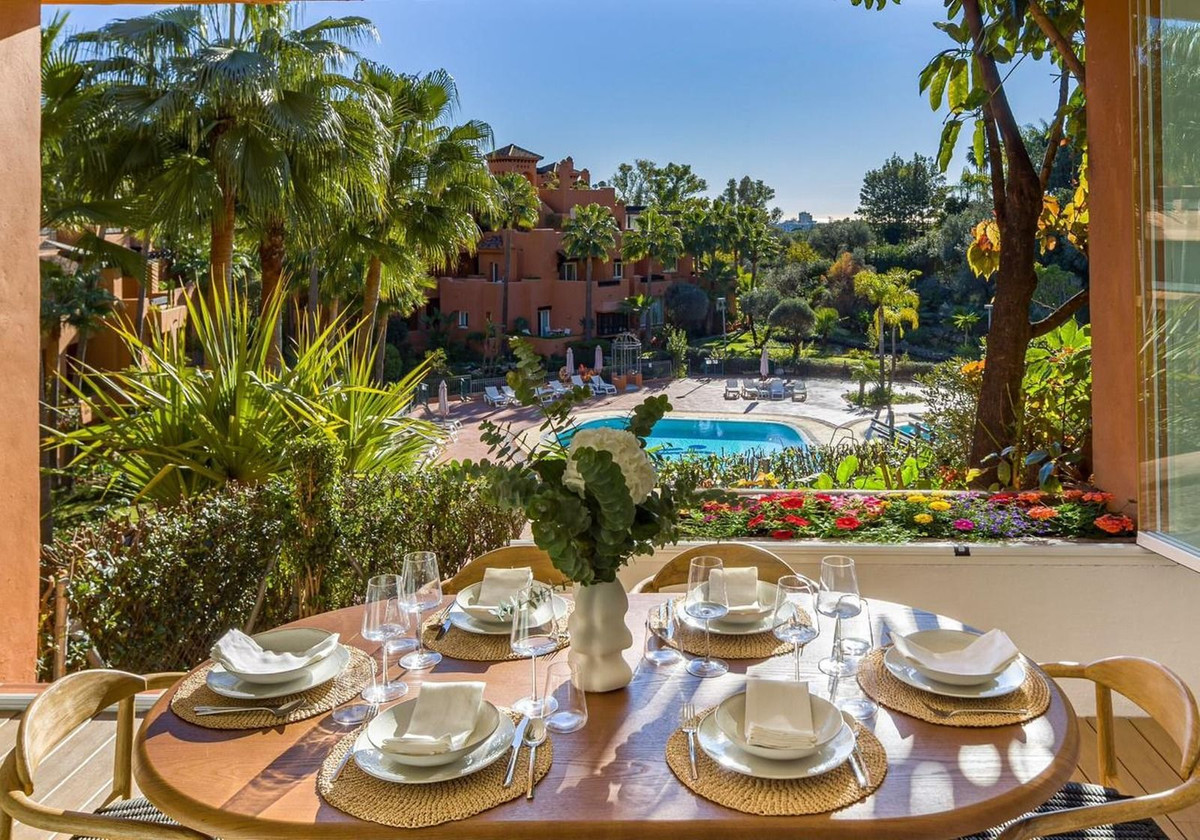 Piso de 4 Dormitorios en venta en Nueva Andalucía, Marbella
