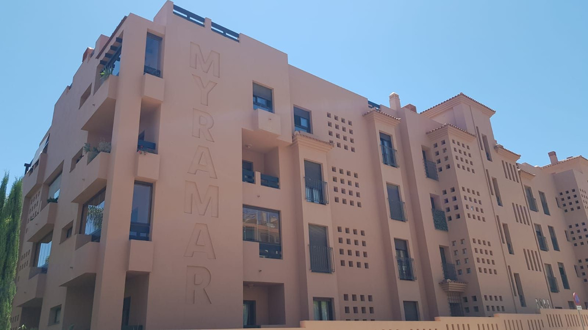Piso de 4 Dormitorios y 2 Baños en venta en Benalmádena