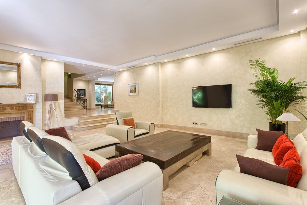 Casa de 5 Dormitorios en venta en Milla de Oro, Marbella