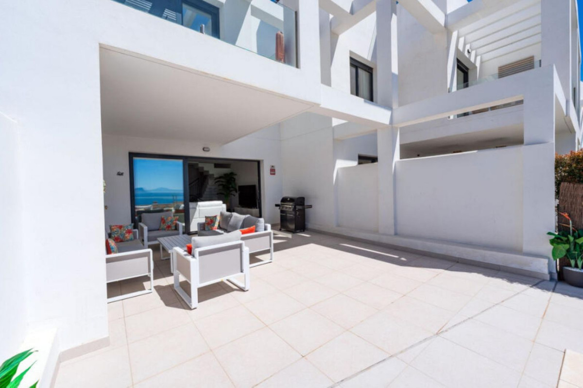 Casa Adosada de 4 Dormitorios y 3 Baños en venta en Manilva