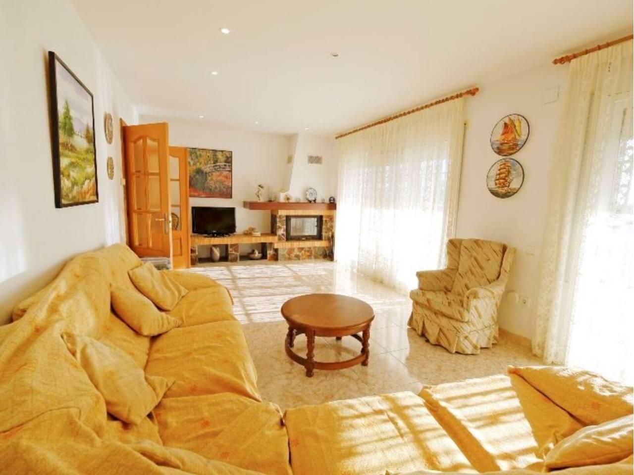 Casa Adosada de 6 Dormitorios y 3 Baños en venta en Alcanar