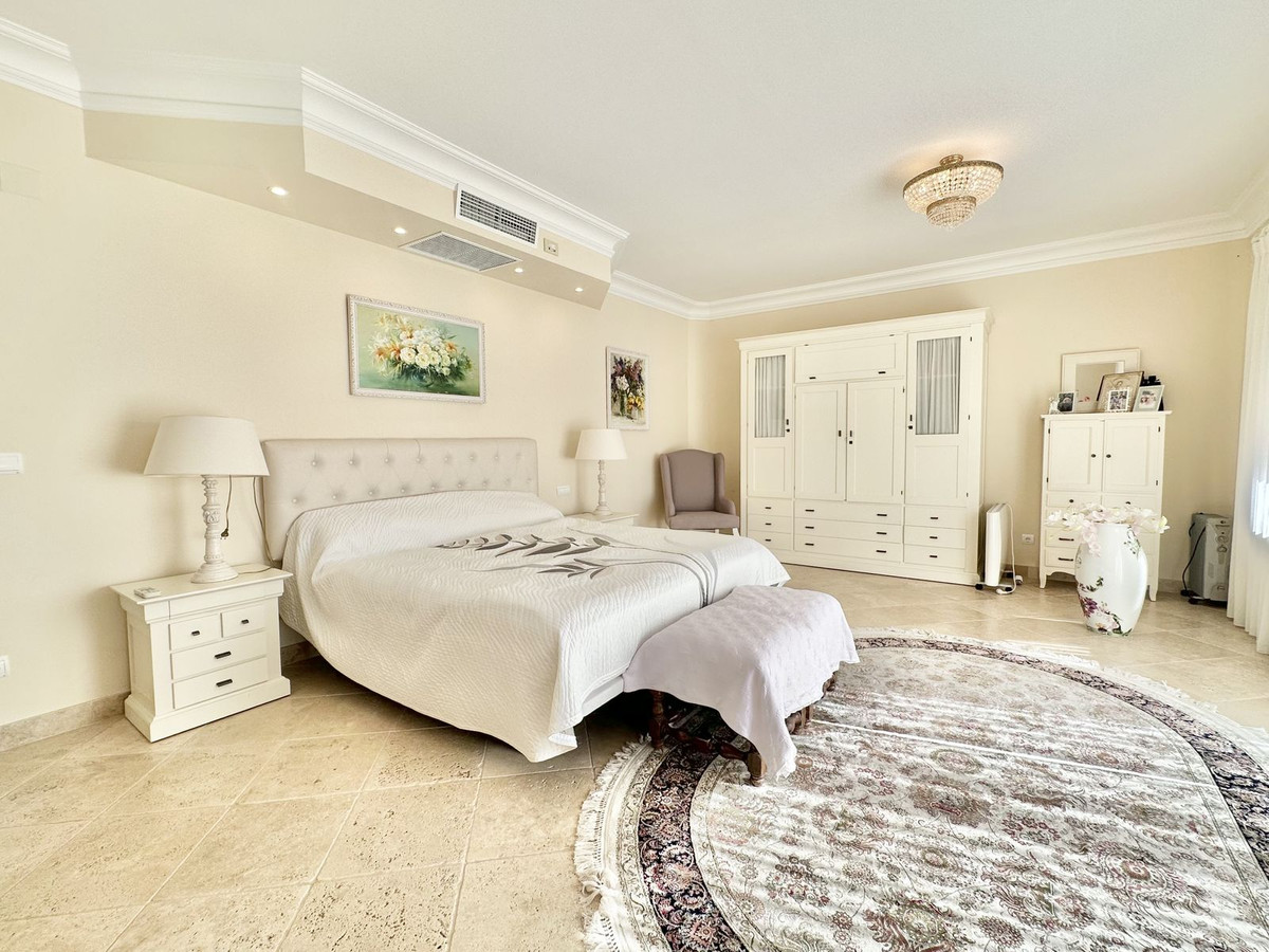 Casa de 6 Dormitorios en venta en El Rosario, Marbella