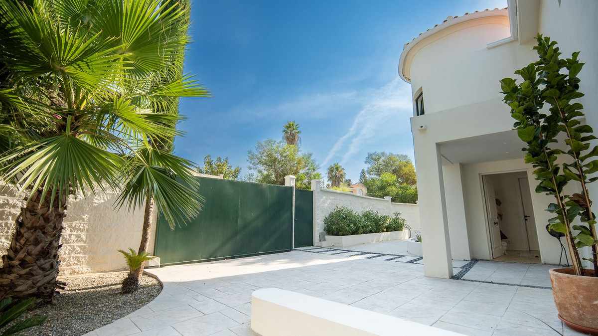 Casa de 5 Dormitorios y 4 Baños en alquiler vacacional en Estepona