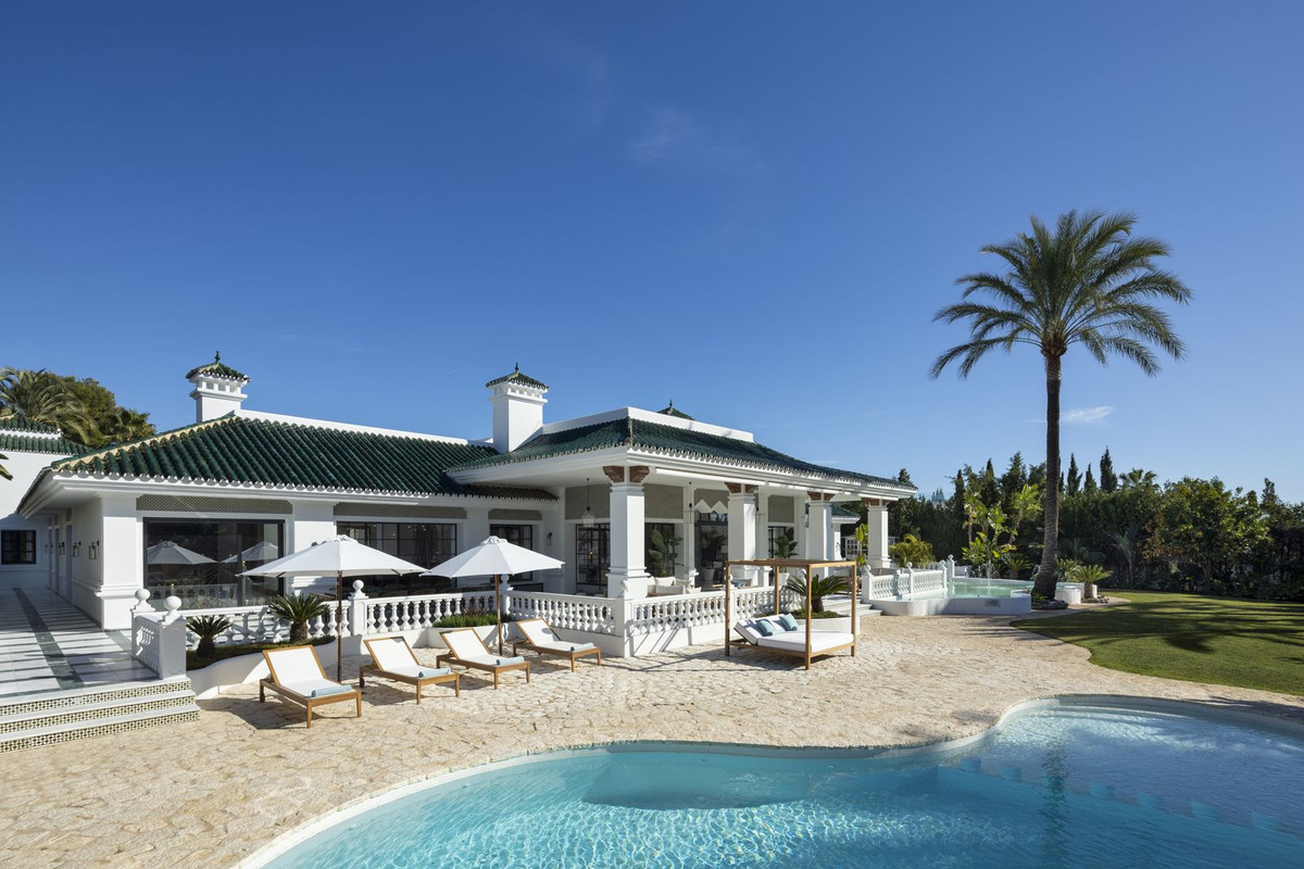 Casa de 12 Dormitorios y 12 Baños en venta en Nueva Andalucía, Marbella