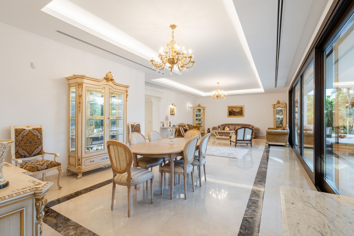 Casa de 7 Dormitorios y 10 Baños en venta en Guadalmina Baja, San Pedro de Alcántara