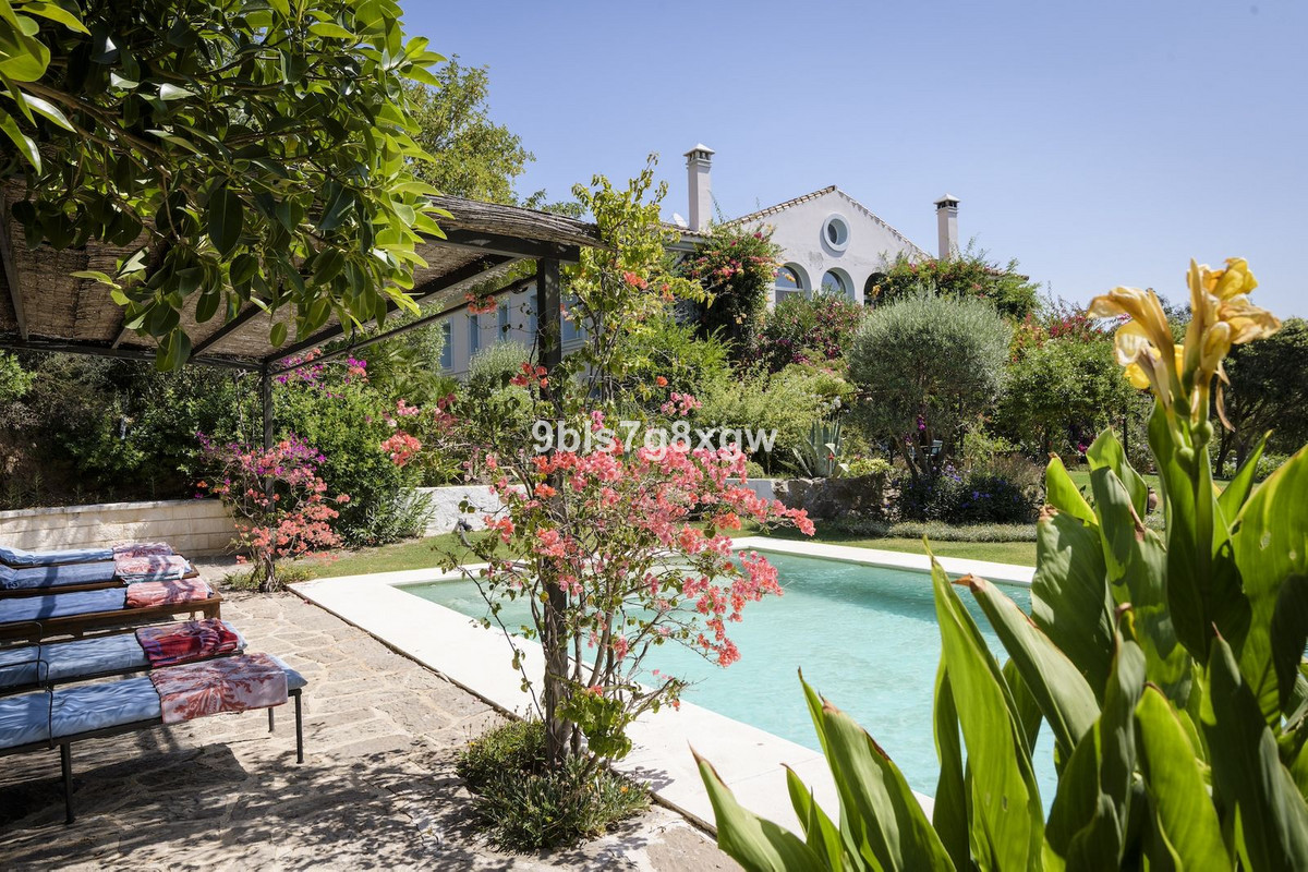 Finca de 9 Dormitorios en venta en Gaucín