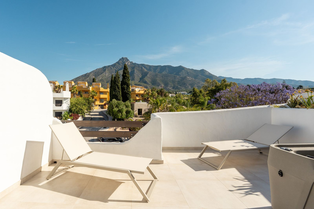 Casa Adosada de 3 Dormitorios y 5 Baños en alquiler vacacional en Nagüeles, Marbella