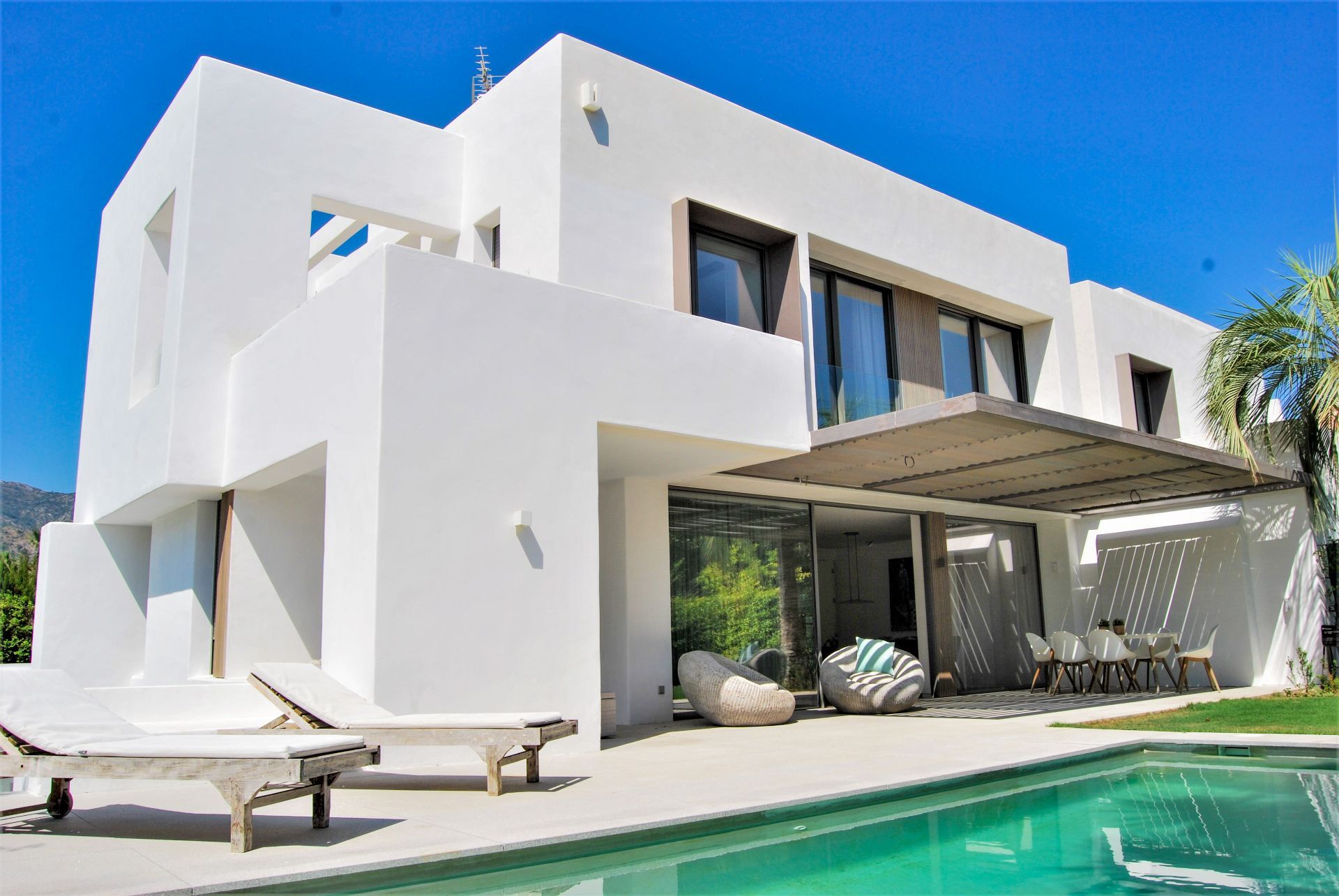 4 Bed, 5 Bath - Villa for Sale in Marbella Golden Mile