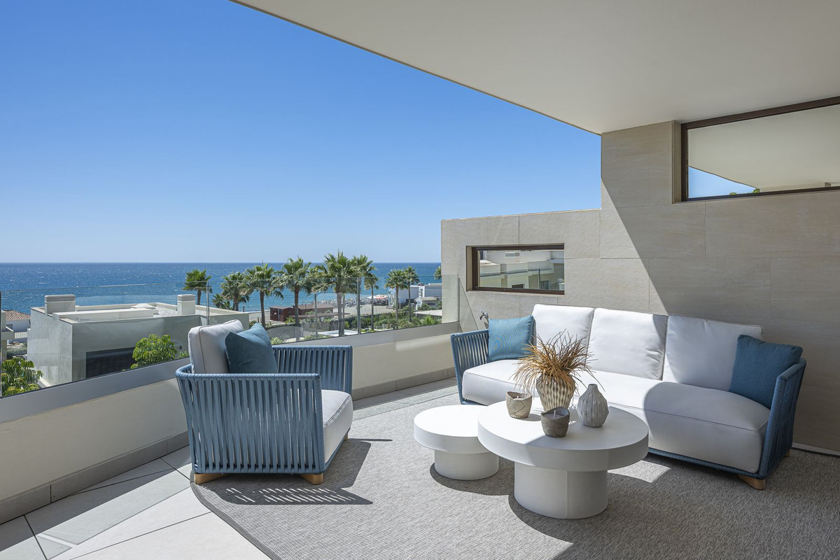Piso de 2 Dormitorios en venta en Nueva Milla de Oro, Estepona