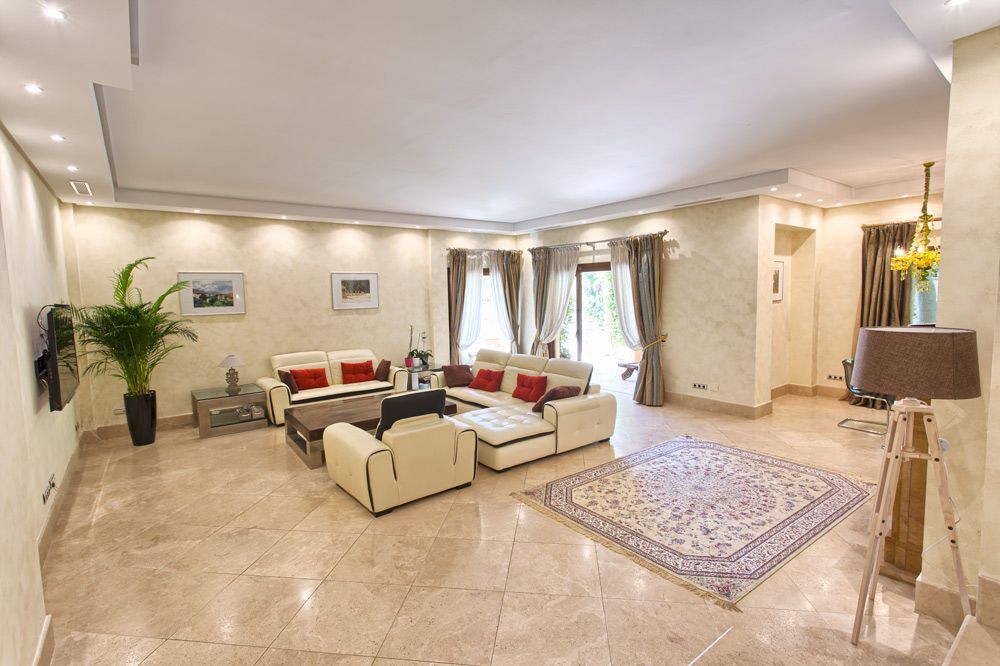 Casa de 5 Dormitorios en venta en Milla de Oro, Marbella