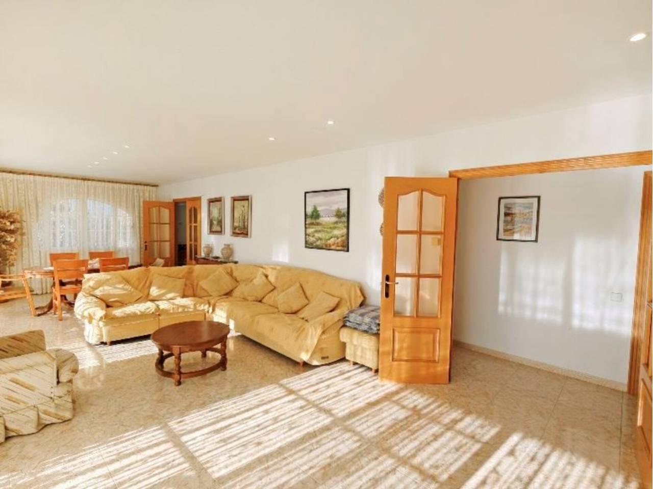 Casa Adosada de 6 Dormitorios y 3 Baños en venta en Alcanar