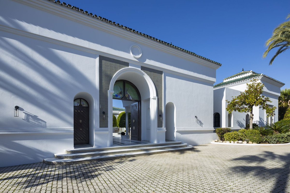 Casa de 12 Dormitorios y 12 Baños en venta en Nueva Andalucía, Marbella