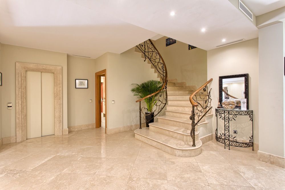 Casa de 5 Dormitorios en venta en Milla de Oro, Marbella
