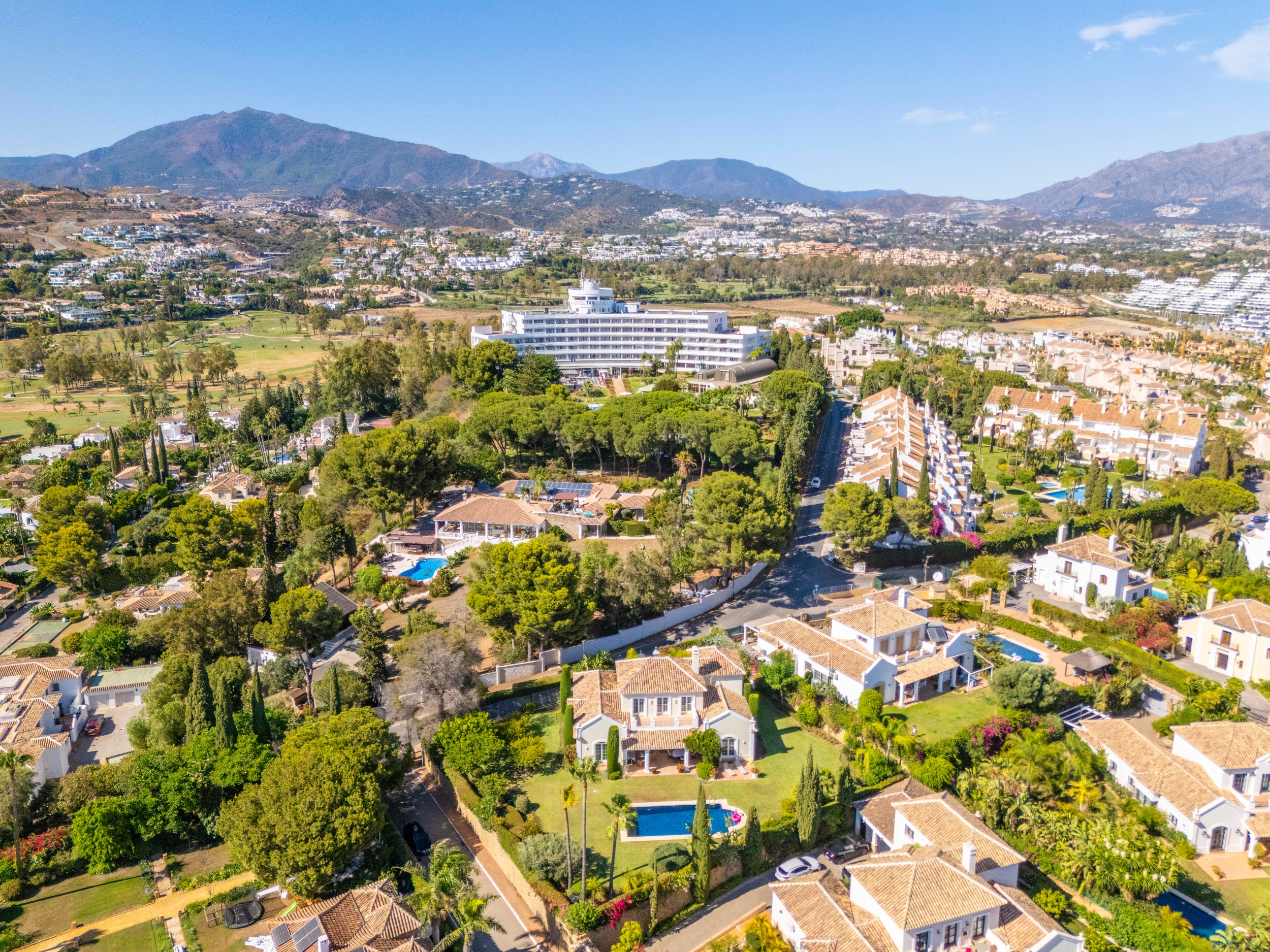 Casa de 4 Dormitorios en venta en El Paraíso, Estepona