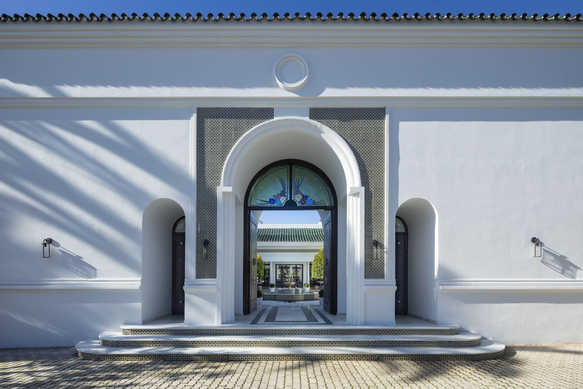 Casa de 12 Dormitorios y 12 Baños en venta en Nueva Andalucía, Marbella