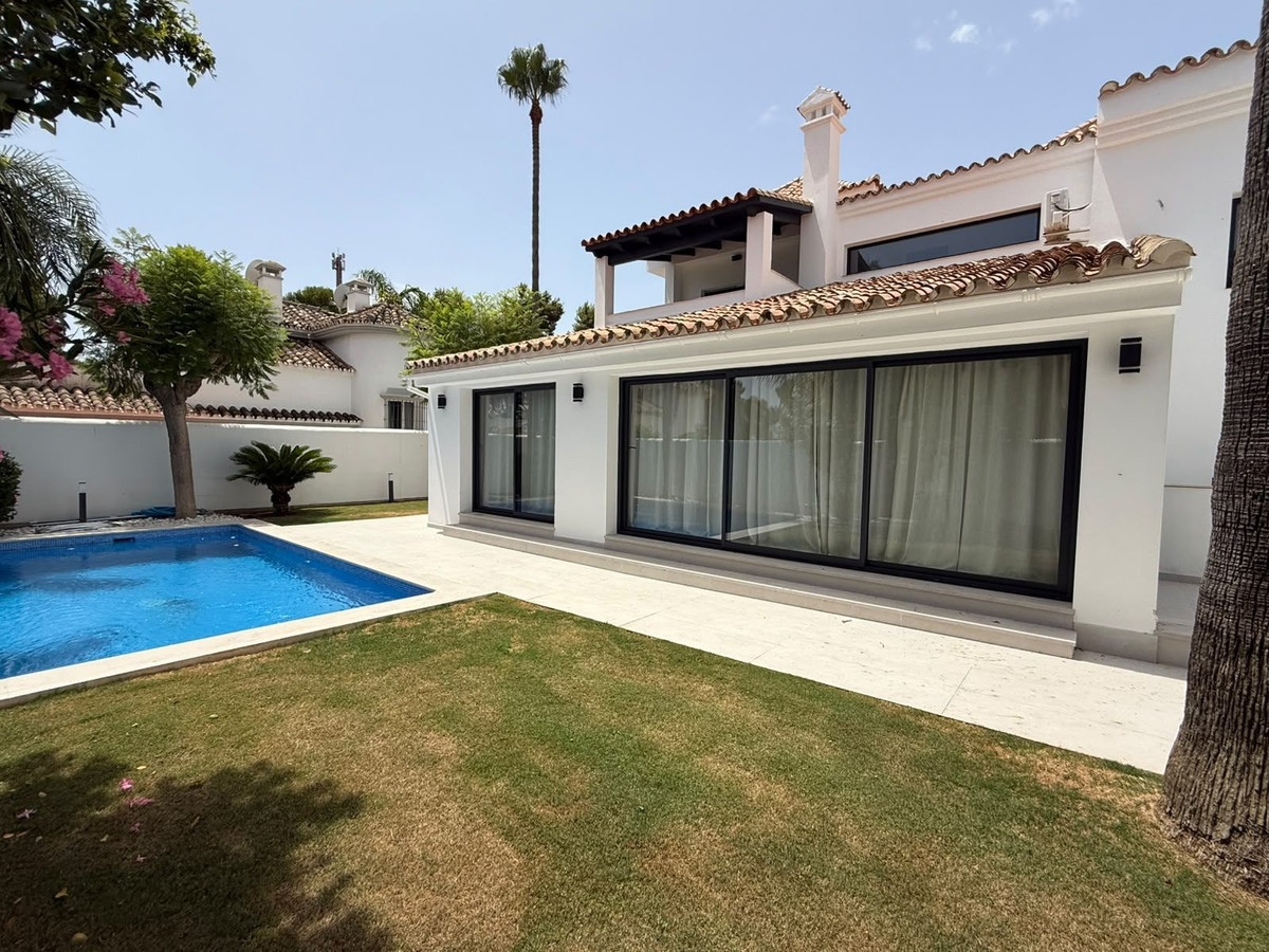 Casa de 5 Dormitorios en venta en Nueva Andalucía, Marbella