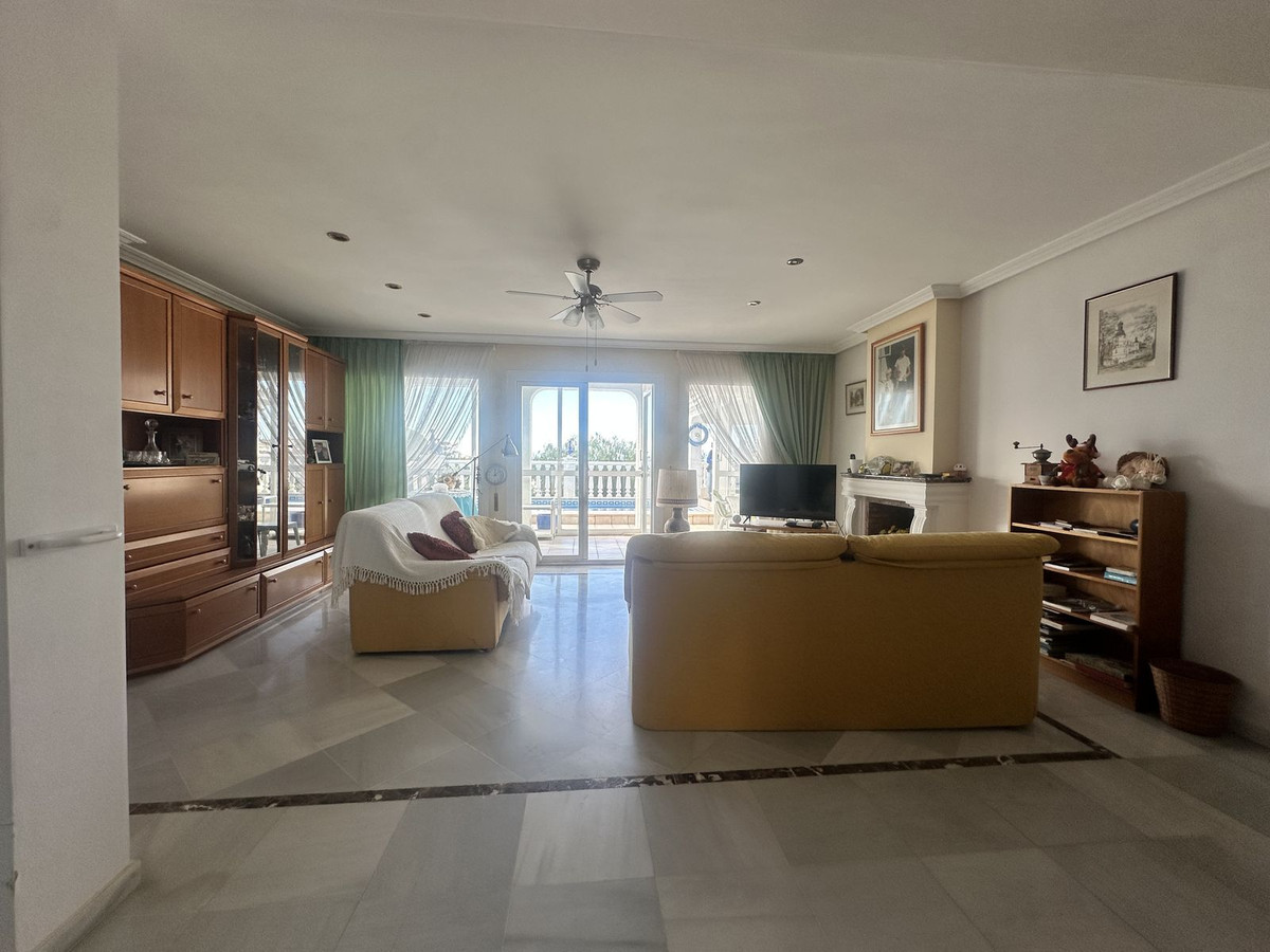 Casa de 3 Dormitorios y 2 Baños en venta en Calahonda