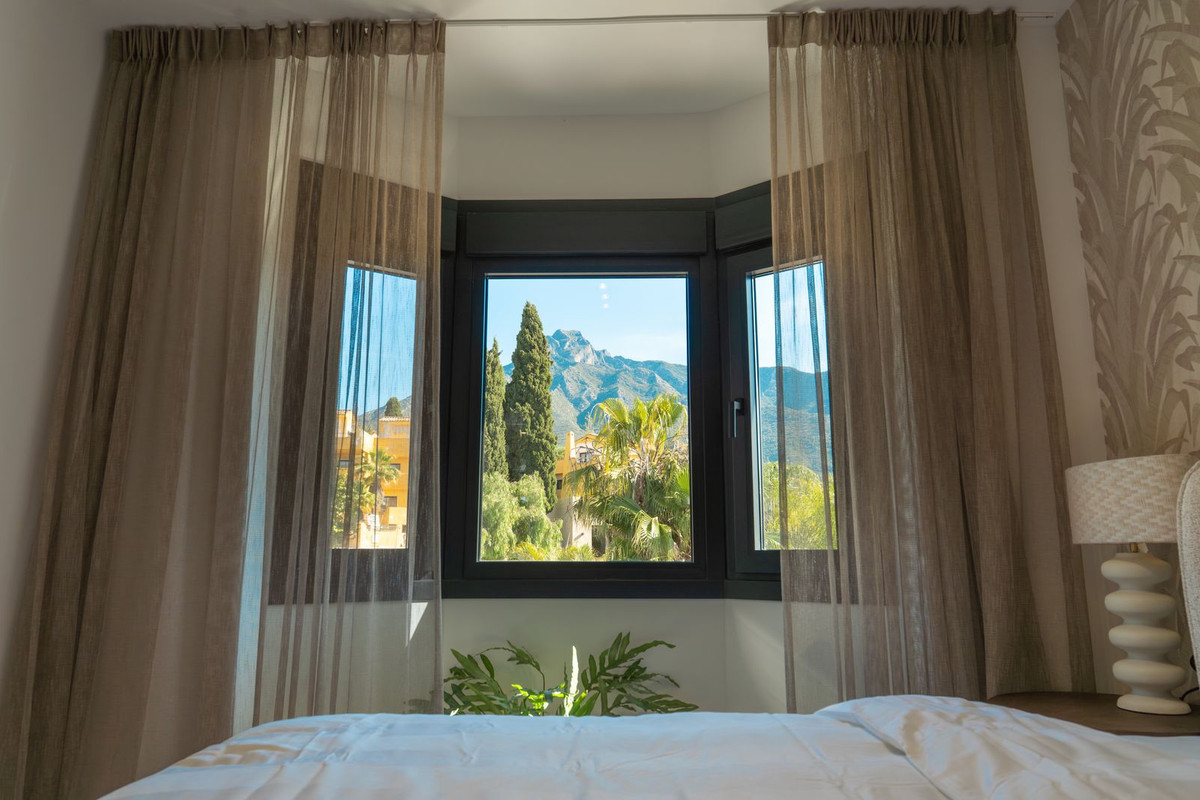 Casa Adosada de 3 Dormitorios y 5 Baños en alquiler vacacional en Nagüeles, Marbella