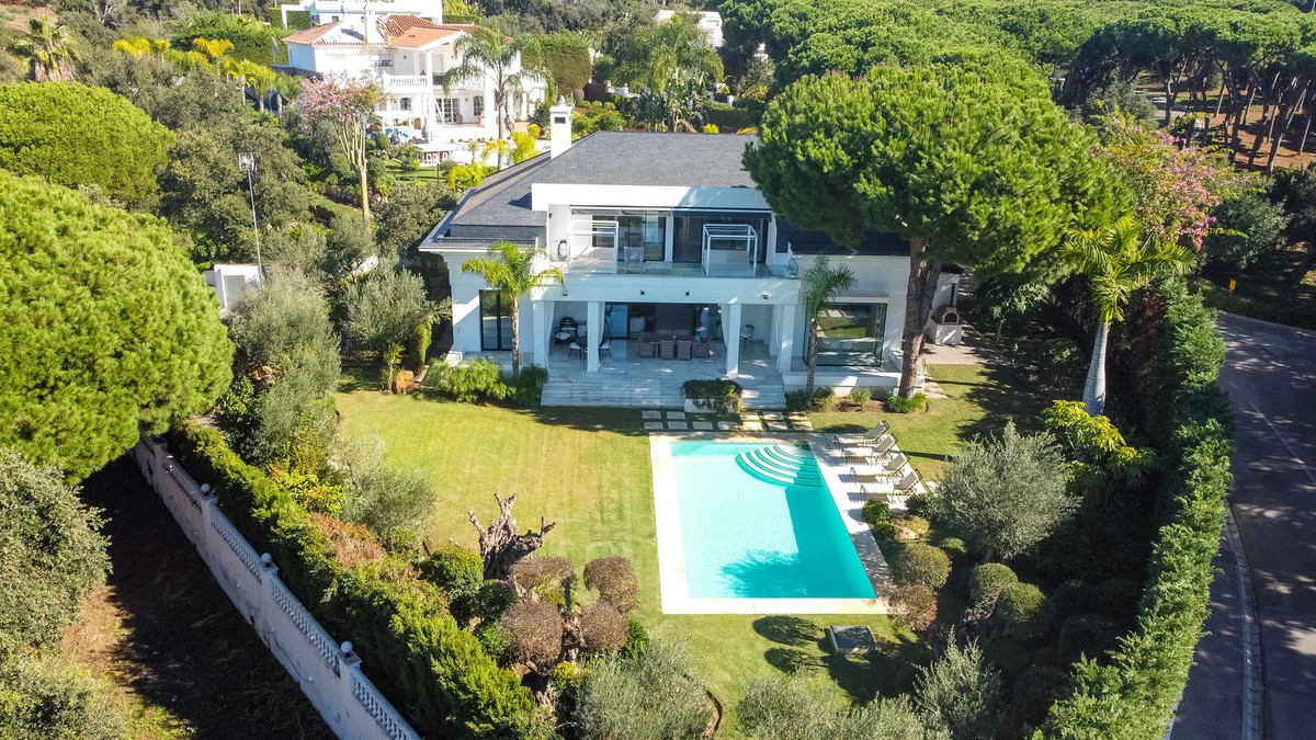 Casa de 4 Dormitorios y 4 Baños en alquiler vacacional en Las Chapas, Marbella