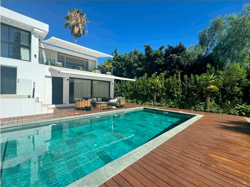 Casa de 5 Dormitorios y 7 Baños en venta en El Rosario, Marbella