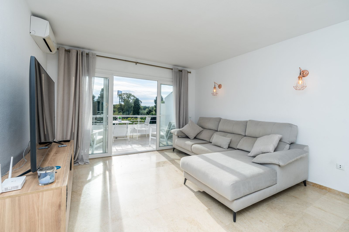 Piso de 2 Dormitorios en venta en El Paraíso, Estepona