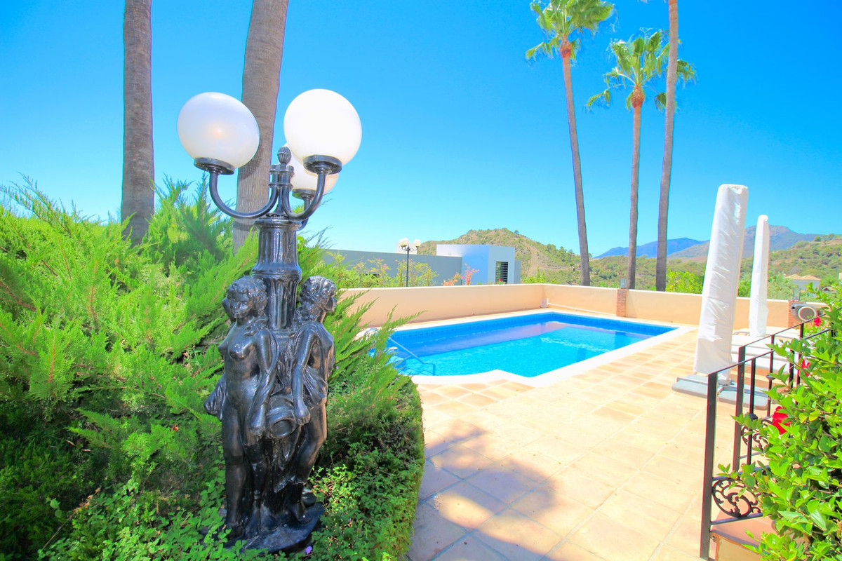 Casa de 5 Dormitorios y 4 Baños en venta en Los Arqueros, Benahavís