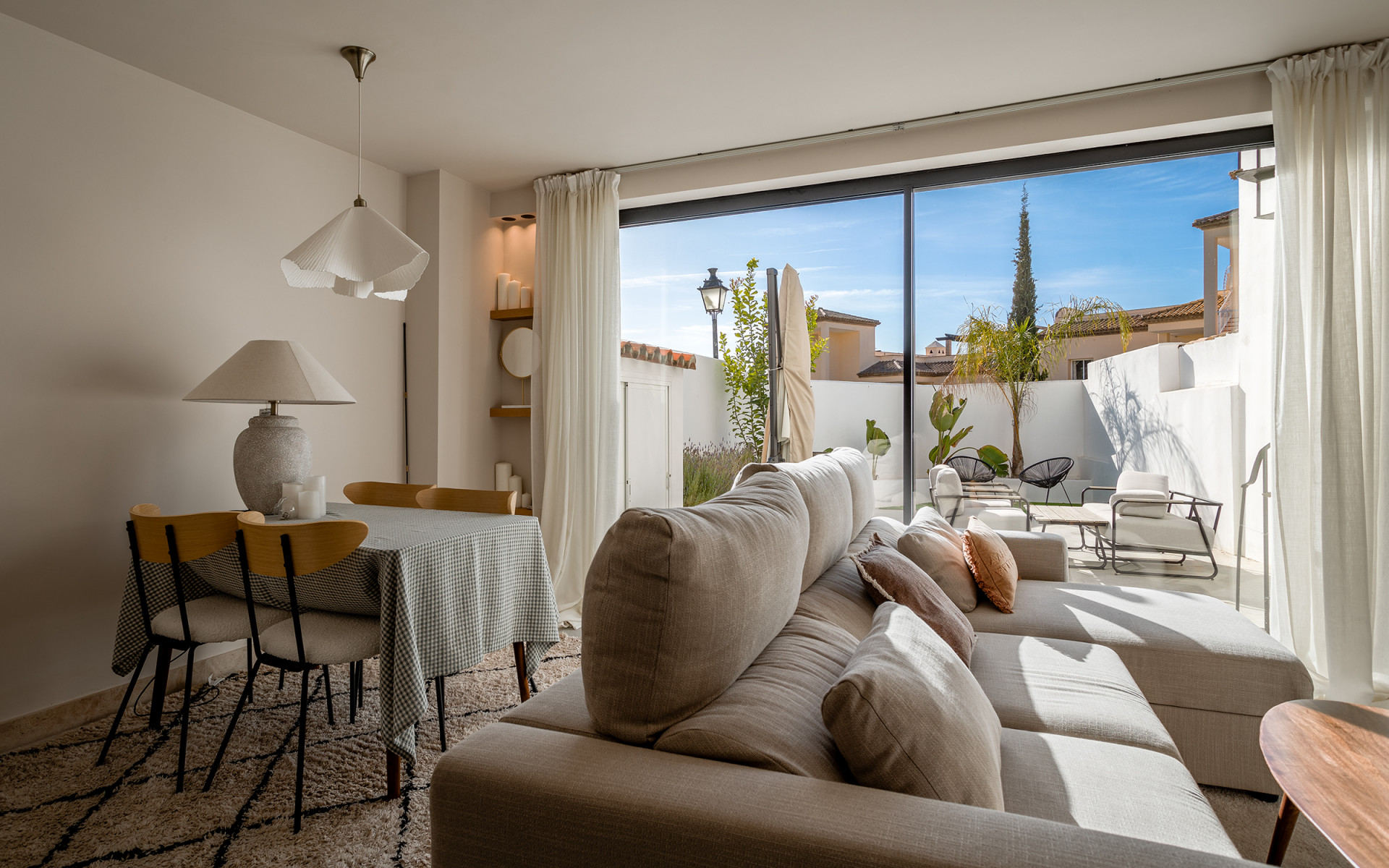 Casa Adosada de 2 Dormitorios en venta en Nueva Andalucía, Marbella