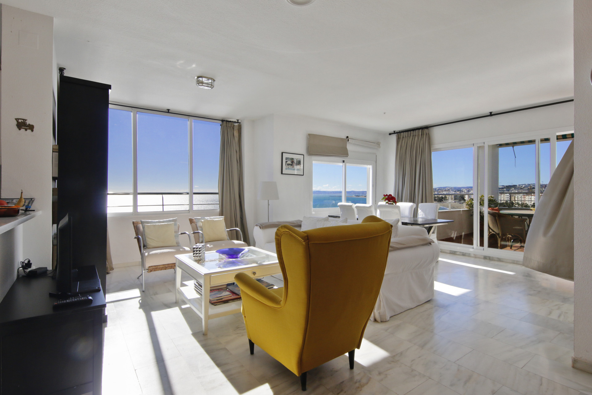 Ático de 3 Dormitorios y 2 Baños en venta en La Alqueria, Estepona