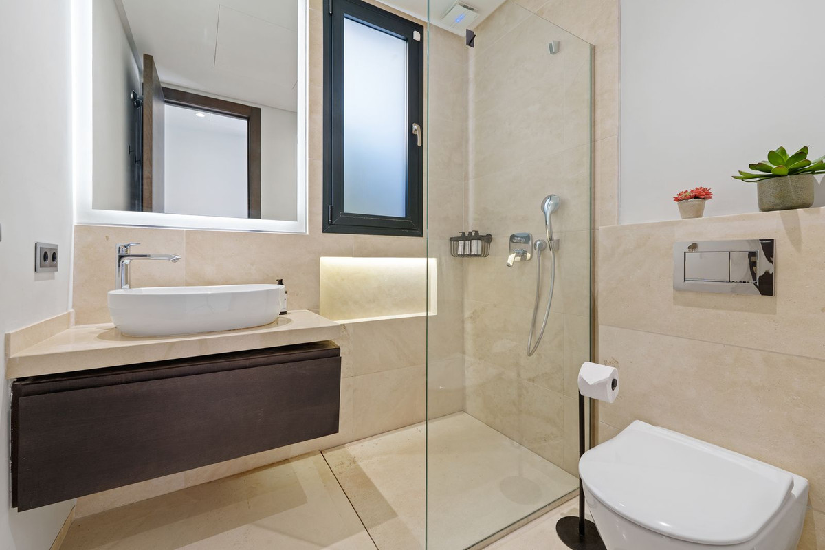 Casa de 6 Dormitorios y 6 Baños en venta en Nueva Andalucía, Marbella