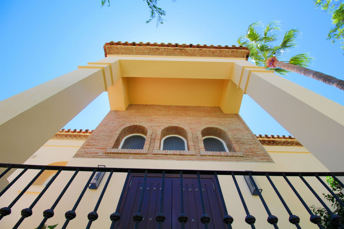 Casa de 5 Dormitorios y 4 Baños en venta en Los Arqueros, Benahavís