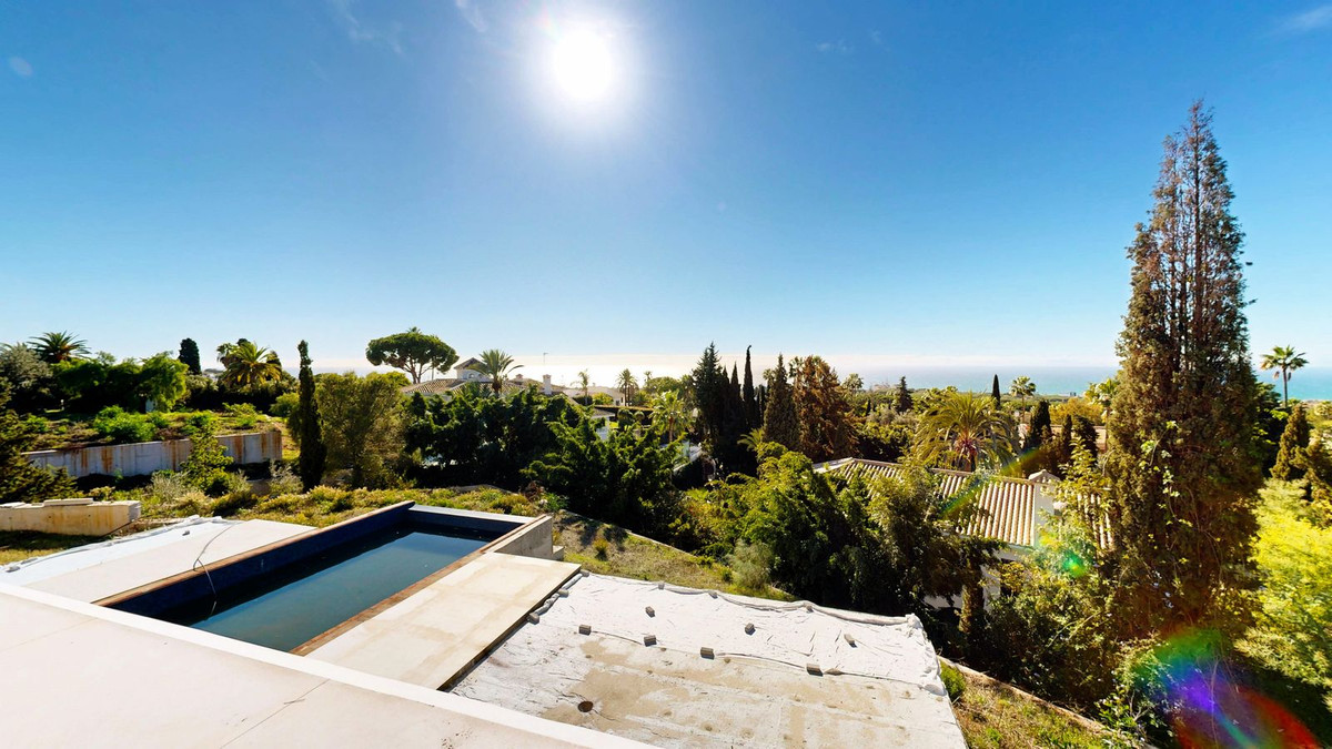 Casa de 6 Dormitorios en venta en Las Chapas, Marbella