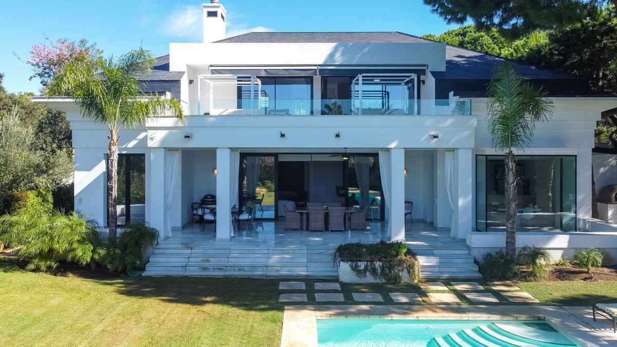Casa de 4 Dormitorios y 4 Baños en alquiler vacacional en Las Chapas, Marbella