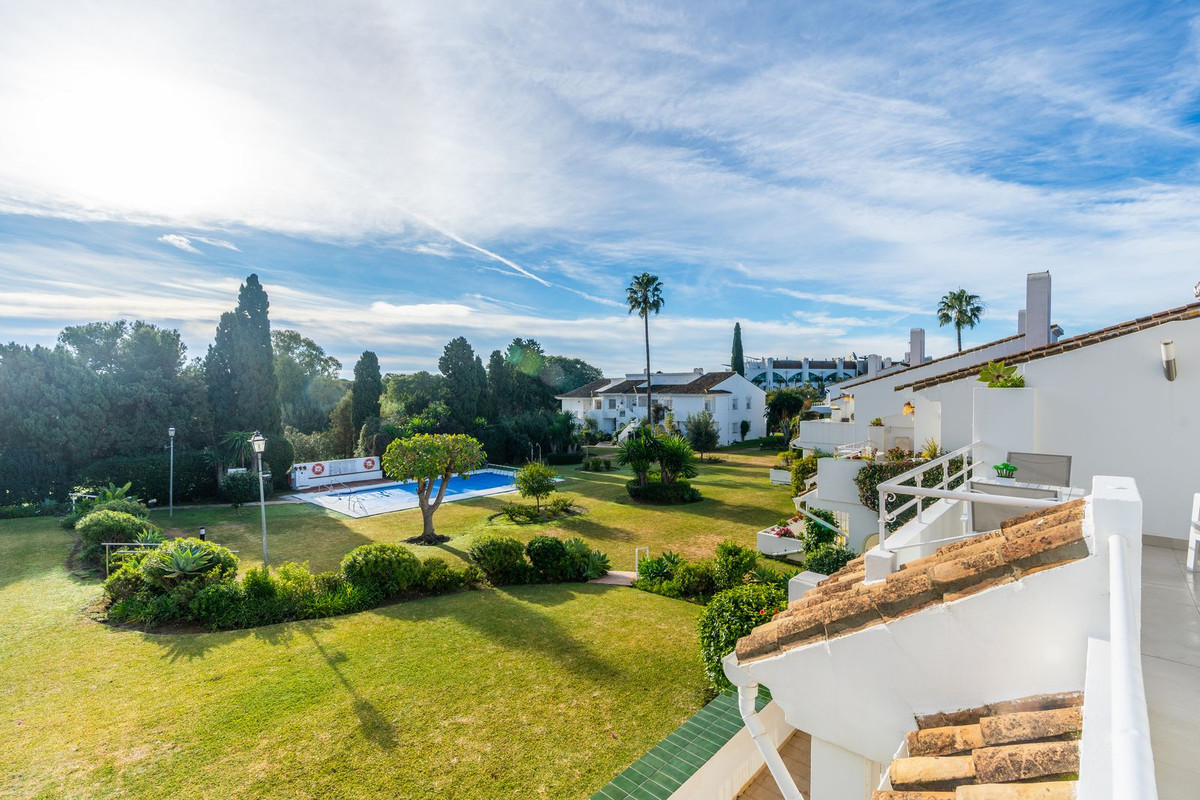 Piso de 2 Dormitorios en venta en El Paraíso, Estepona