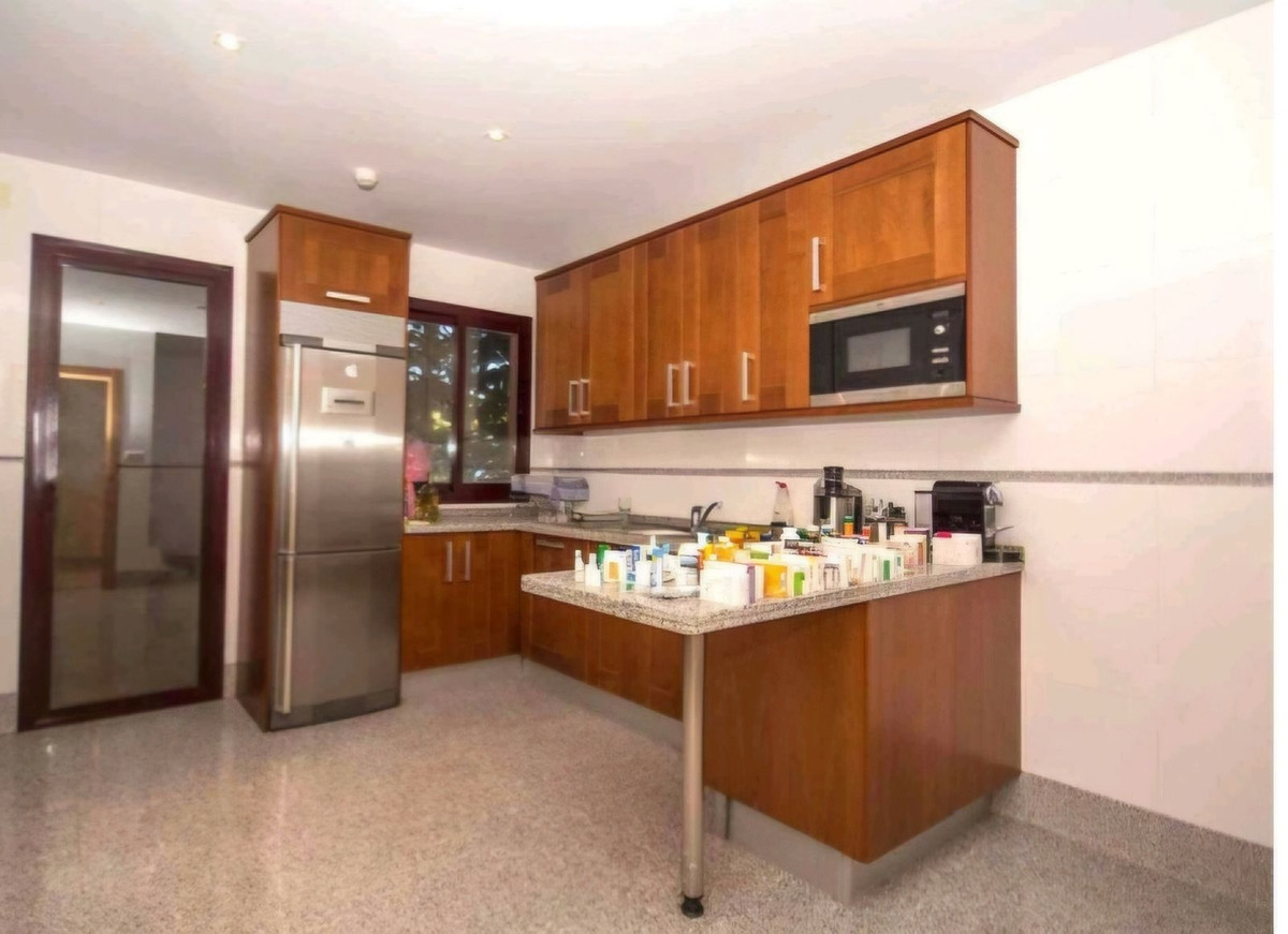 Piso de 4 Dormitorios y 3 Baños en venta en Estepona