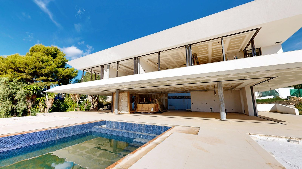 Casa de 6 Dormitorios en venta en Las Chapas, Marbella