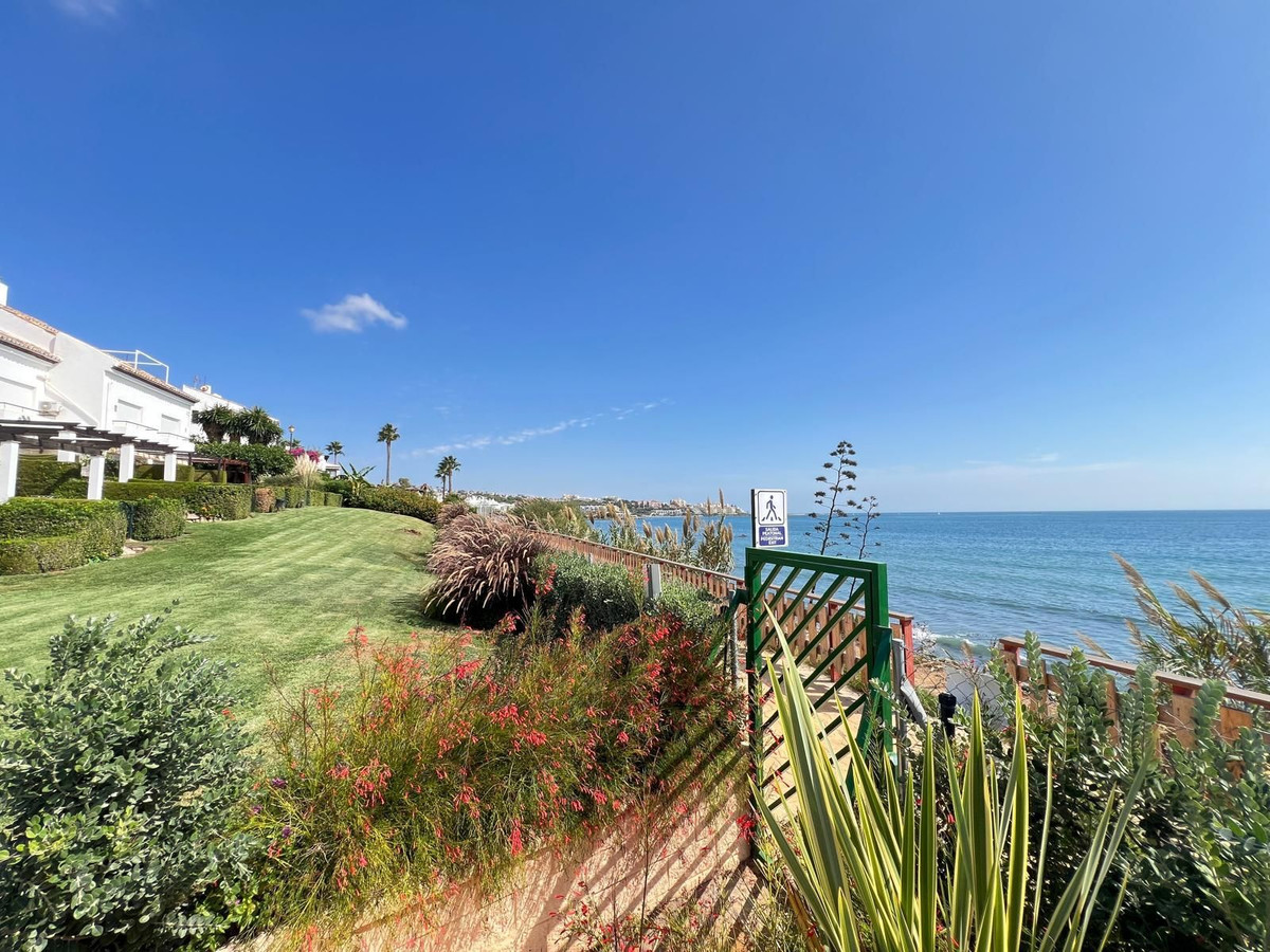Casa Adosada de 3 Dormitorios en venta en Estepona