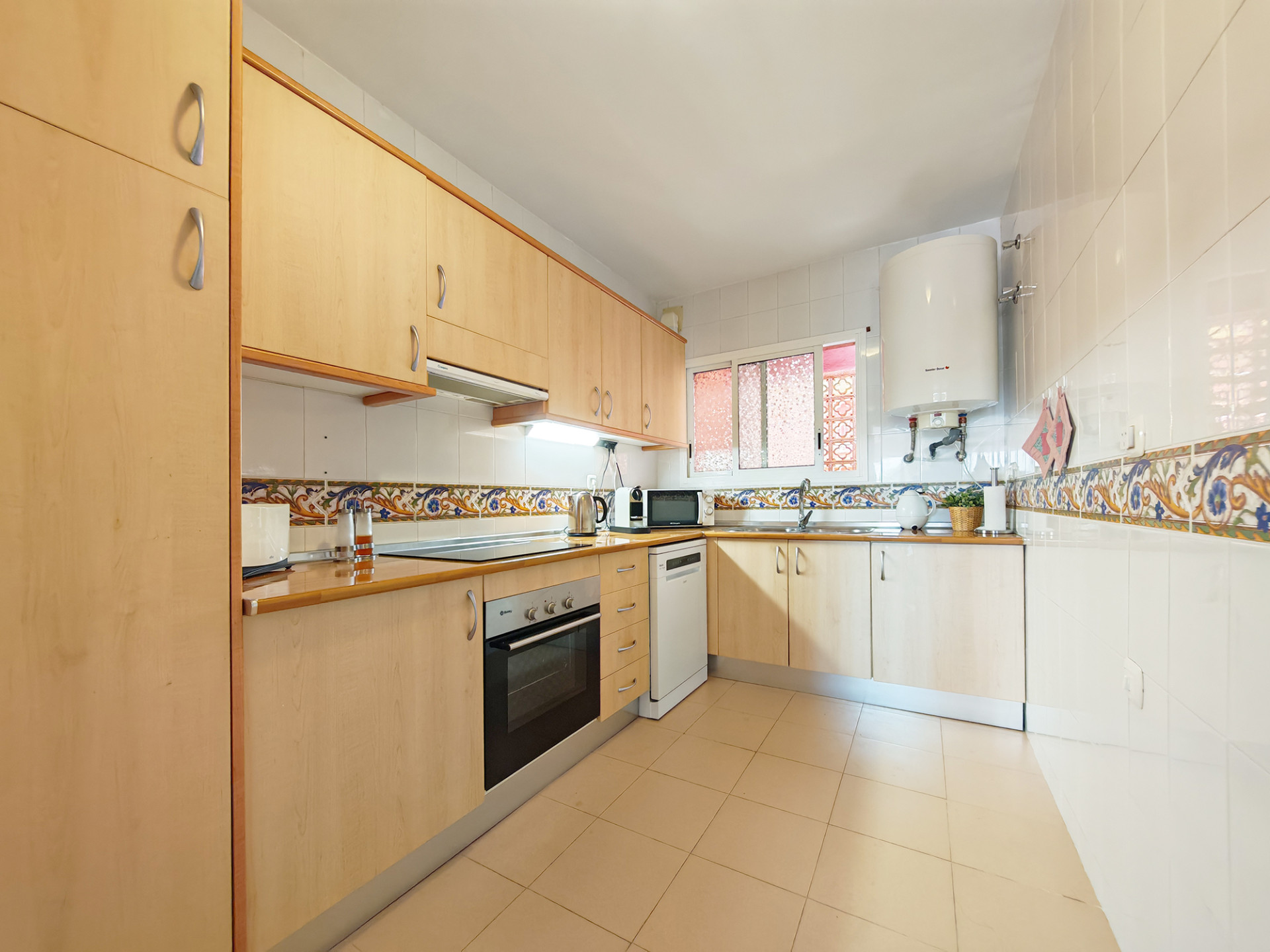 Piso de 2 Dormitorios en venta en Las Chapas, Marbella
