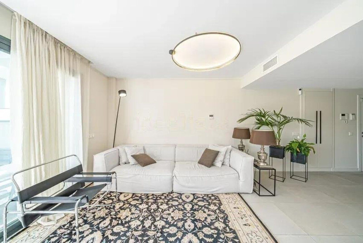 Piso de 3 Dormitorios y 2 Baños en venta en Estepona