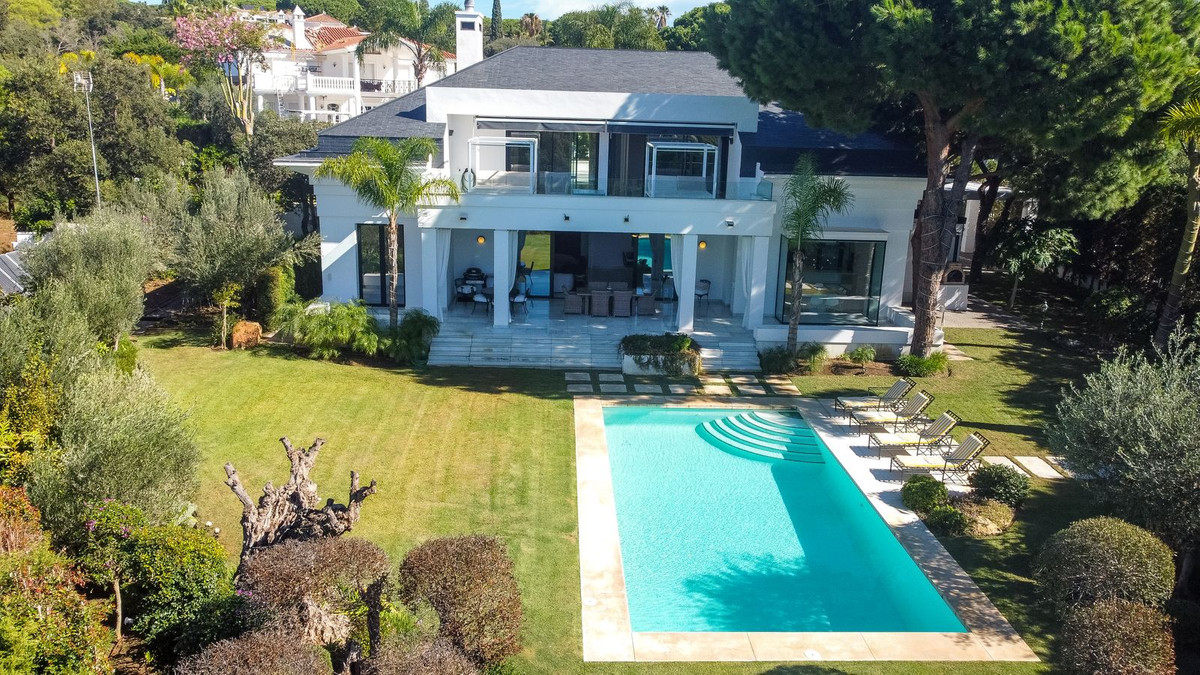Casa de 4 Dormitorios y 4 Baños en alquiler vacacional en Las Chapas, Marbella