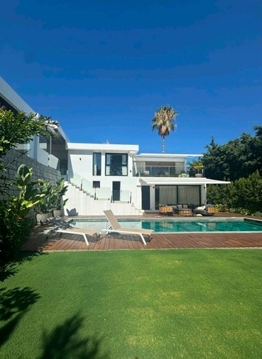 Casa de 5 Dormitorios y 7 Baños en venta en El Rosario, Marbella