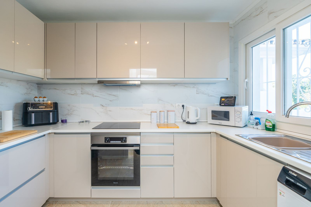 Piso de 2 Dormitorios en venta en El Paraíso, Estepona