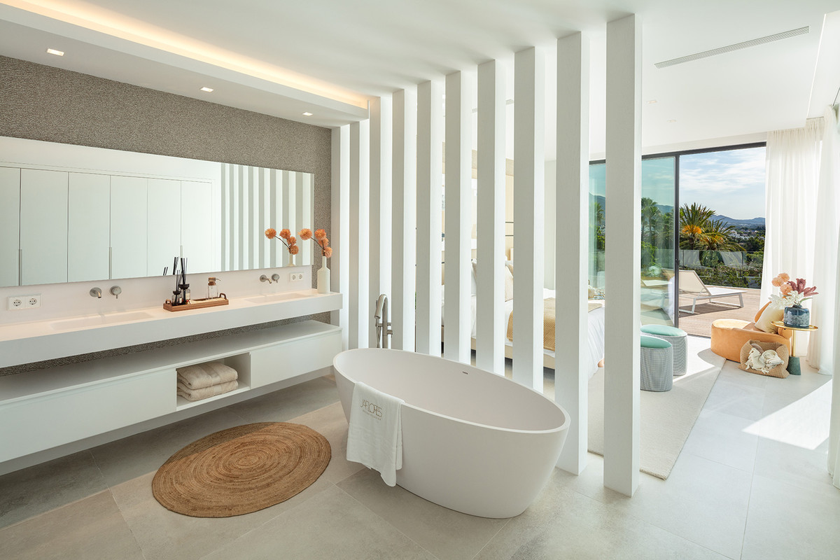 Casa de 5 Dormitorios y 5 Baños en venta en Nueva Andalucía, Marbella