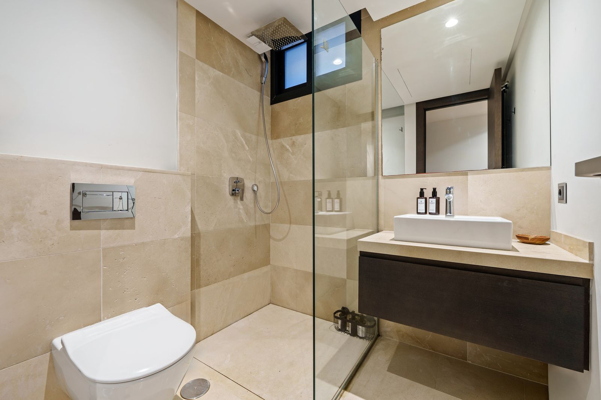 Casa de 6 Dormitorios y 6 Baños en venta en Nueva Andalucía, Marbella